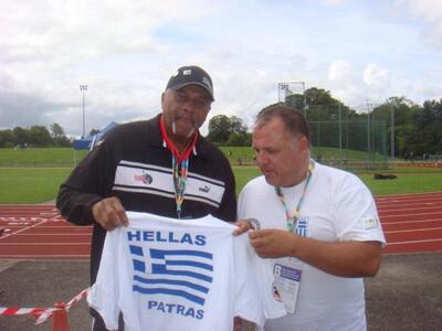 Ο Γιάννης Παπαγιαννόπουλος καθώς δίνει τ...