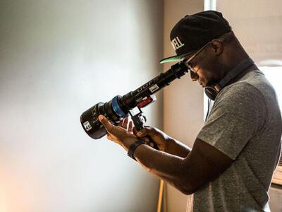 O σκηνοθέτης Μπάρι Τζένκινς στο σετ των ...