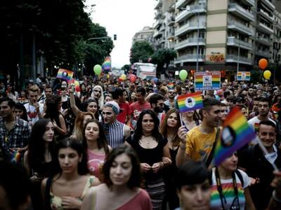 Γυναίκα τρανς καταγγέλλει αστυνομική αυθ...