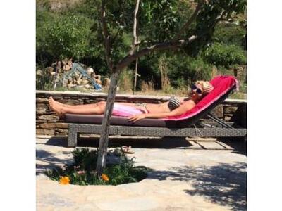 Η Ελένη Μενεγάκη κάνει ηλιοθεραπεία και ...