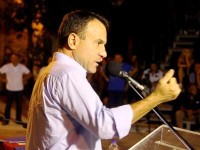 Επίθεση με αβγά κατά Λαπαβίτσα και Τσανά...