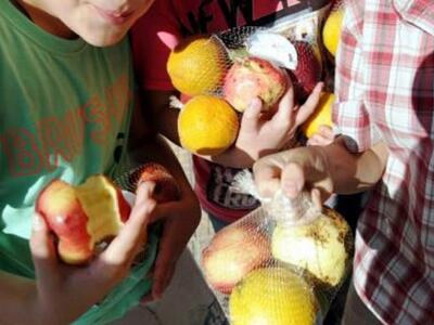 Πάτρα: Δωρεάν φρούτα στους μαθητές των σ...