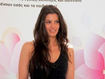 Η Μαρία Κορινθίου με μπικίνι στην παραλί...