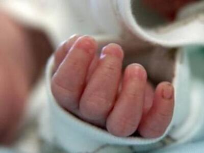 Πέταξε το νεογέννητο μωρό της από το παρ...