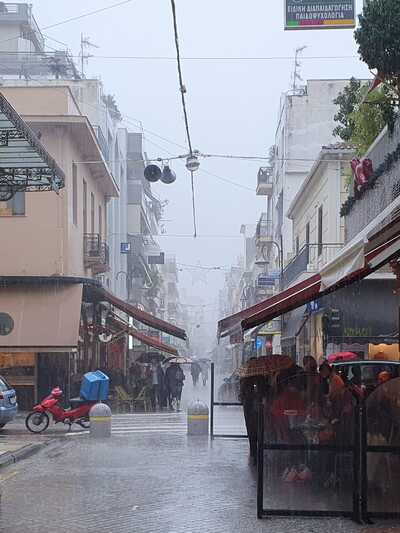 Έριξε... καρέκλες στο κέντρο της Πάτρας