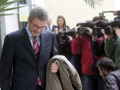 Εμπλέκει από Ντόρα έως Καραμανλή και Σημίτη