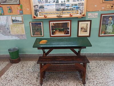 Θρανίο του 9ου Δημοτικού Σχολείου Πάτρας εκτίθεται στο Μουσείο Σχολικής Ζωής στην Πλάκα
