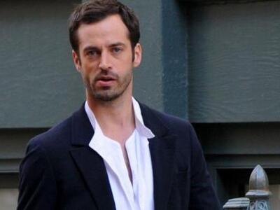 Ο Μπ. Μιλπιέ, ο νέος διευθυντής στο μπαλ...