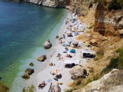 Οι "κρυφές" παραλίες για ... ι...