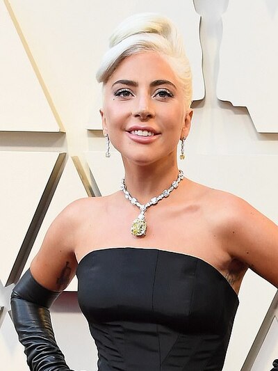 LADY GAGA ME ΤΟΥΑΛΕΤΑ ALEXANDER MC QUEEN ΚΑΙ ΠΕΡΙΔΕΡΑΙΟ TIFFANY