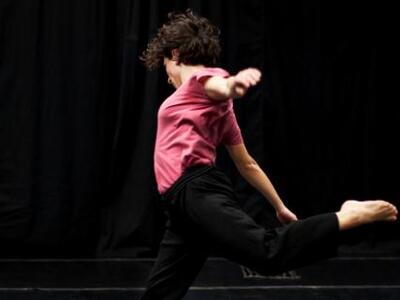 Η παράσταση σύγχρονου χορού «flâneuse.» ...