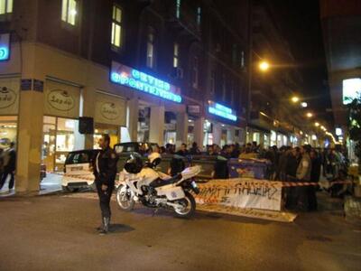 Πάτρα Τώρα: Συγκεντρωμένοι έξω από το πα...