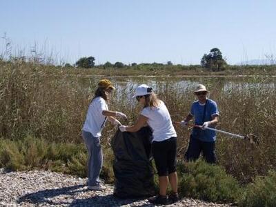 Εθελοντικός καθαρισμός παραλίας-υδροβιότ...