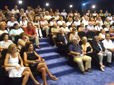 Μαρίνα και Μαρία Δούρου, ενώ διακρίνεται...