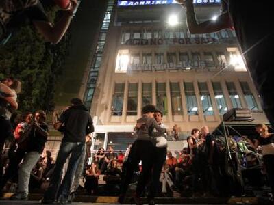 Κοσμοσυρροή στην ΕΡΤ για ένα ακόμα βράδυ - ΒΙΝΤΕΟ