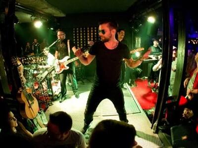 Οι ONIRAMA με τον μοναδικό frontman, Θοδ...