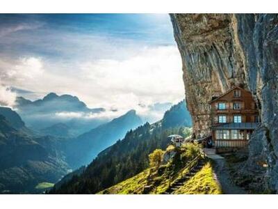 Ελβετία: Έχτισαν ένα ξύλινο σαλέ στο χεί...