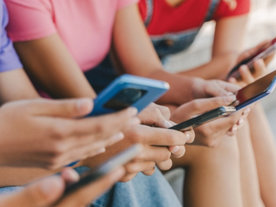 Γαλλία: Σχεδιάζει απαγόρευση των social ...