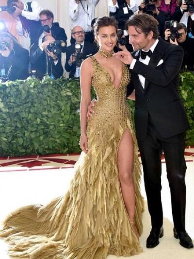 IΡΙΝΑ ΣΑΙΚ ΜΕ VERSACE, ΜΠΡΑΝΤΛΕΙ ΚΟΥΠΕΡ ...