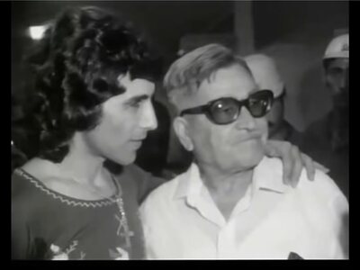 Με τον πατέρα του, Χαράλαμπο, όταν ήρθε ...