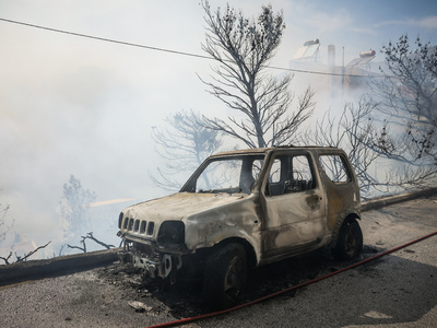 Κάηκαν σπίτια κι αυτοκίνητα στη Βούλα- Εικόνες από την πύρινη λαίλαπα - «Πολύ δύσκολη πυρκαγιά με 3 διαφορετικές εστίες»