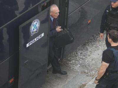 Υπόθεση υποβρυχίων: Ελεύθερος υπό όρους ...