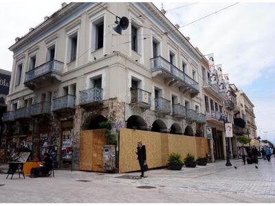 Προστατευτική ξύλινη επένδυση τοποθετήθη...