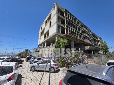 Το εγκαταλελειμμένο, σεισμόπληκτο κτίριο...