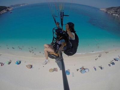 Πετώντας με αλεξίπτωτο πλαγιάς στον Μύρτ...