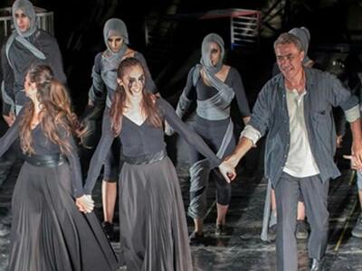 Στην παράσταση "Φόνισσα" παίζε...