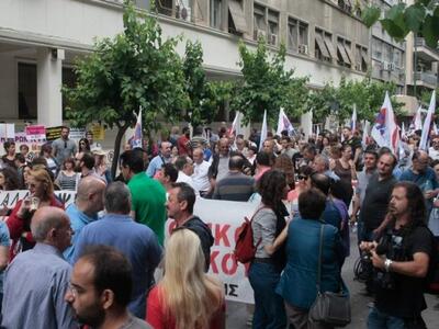 Μαντινάδες έξω από το υπουργείο Υγείας -...