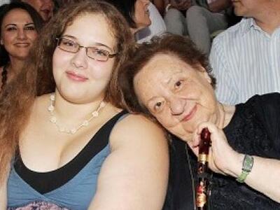 Δείτε την εγγονή γνωστής κριτικού-δημοσι...