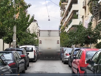 Εξάρχεια: Φορτηγό σφήνωσε στην Καλλιδρομ...