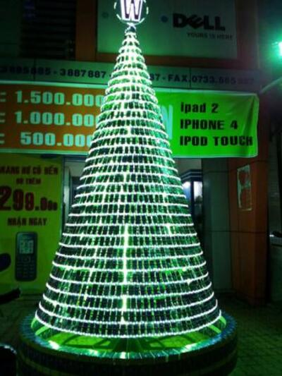 Χριστουγεννιάτικο δέντρο με κινητά τηλέφ...