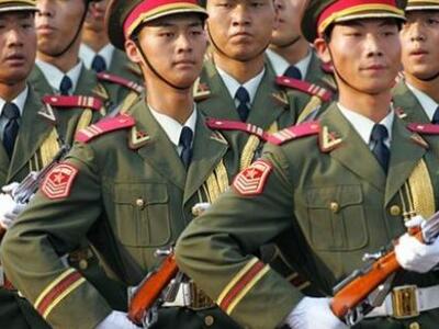 Πολύ ψηλοί για τα τανκς τους οι Κινέζοι στρατιώτες