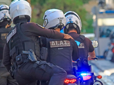 Μενίδι: Ένοπλοι εγκλωβίστηκαν σε κατάστη...