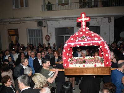 Πάτρα: Η περιφορά των Επιταφίων στα Δημο...