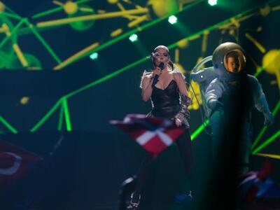 Η κιτς εμφάνιση του γειτονικού Μαυροβουν...