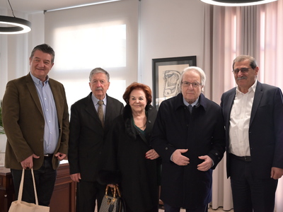 Πάτρα: Eπίσκεψη Μπαμπινιώτη στο Δημαρχείο