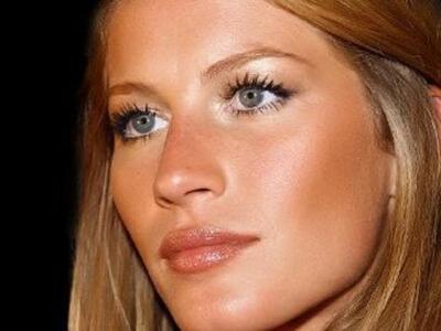 Η Ζιζέλ θηλάζει ενώ την χτενίζουν και τη...