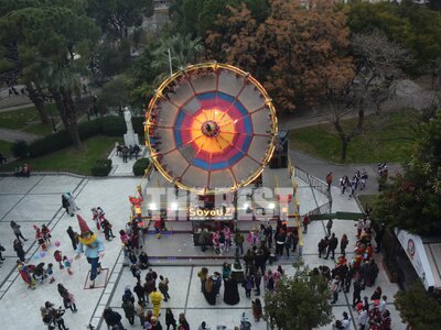 Παρεμπιπτόντως το γλυπτό λειτουργεί και ως φόντο σε καρναβαλικές εκδηλώσεις…