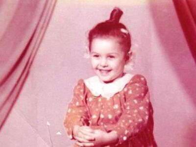 Αναγνωρίζετε την πασίγνωστη τραγουδίστρι...