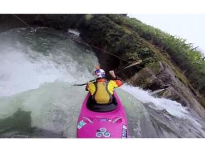 Δείτε πτώση με καγιάκ από καταρράκτη ύψο...