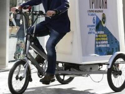 Ο ποδηλάτης που έβλεπαν να τους πλησιάζε...