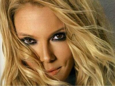 Αγνώριστη αλλά .... κούκλα η Βίκυ Καγιά ...