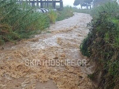 «Βούλιαξε» η Σκιάθος: Ποτάμια οι δρόμοι ...