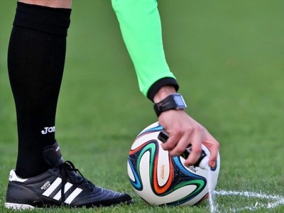 Διαιτητής χρησιμοποιεί όπλο για να διώξε...