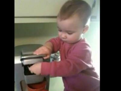 Το μωρό που φτιάχνει καφέ στην μαμά του!...