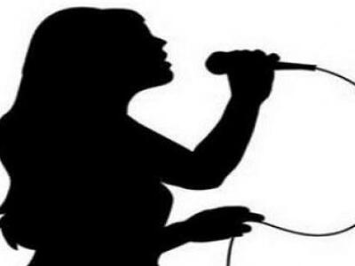 Πασίγνωστη τραγουδίστρια είναι έγκυος με...