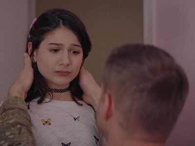 Η αγκαλιά ενός στρατιώτη με την trans κό...